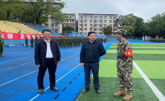 学院领导深入一线检查指导2025级军训工作（图）