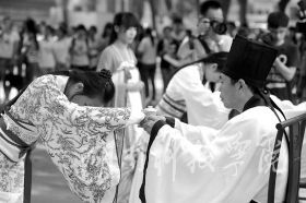 为纪念孔子诞辰2565周年，9月27日，开云官网学子身着华丽汉服在孔子雕像前隆重行拜师礼，现场展示汉礼、秀书法和茶艺，弘扬传统文化。