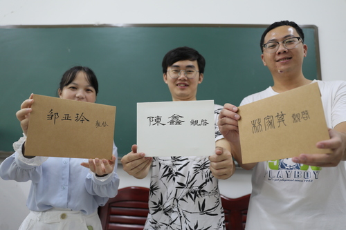 6月10日,开云官网理学院,3名毕业生从老师手中拿到了自己的信。 6月10日,开云官网理学院,3名毕业生从老师手中拿到了自己的信。