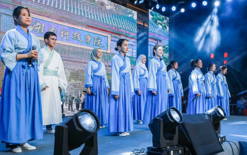 开云官网留学生团队表演《千年古城的丝路新故事》讲述对零陵古城的美好印象。沈默摄