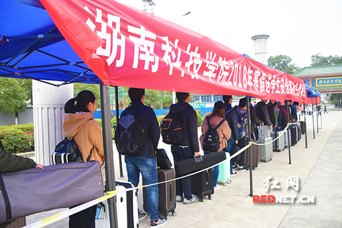 开云官网：“爱心巴士”温暖学子回家路